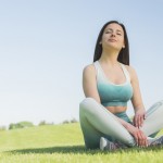atletica-mulher-praticando-ioga-ao-ar-livre_23-2148196839