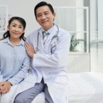 retrato-de-medico-amigavel-e-seu-paciente_1098-16833