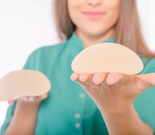 A prótese de silicone resolve a flacidez nos seios?