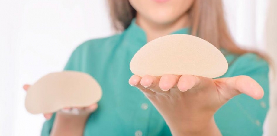 A prótese de silicone resolve a flacidez nos seios?
